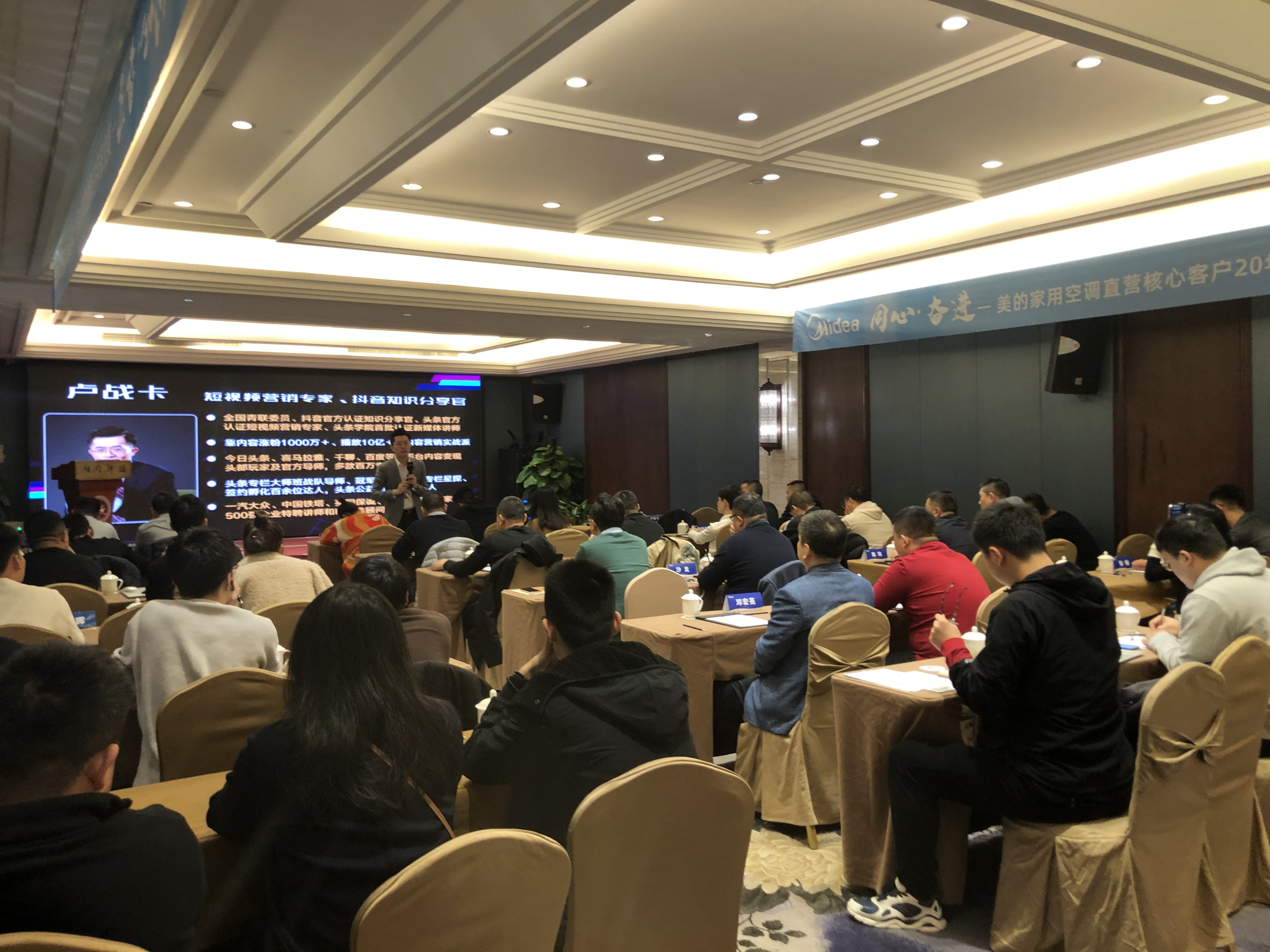 九游网页版入口-包含今晨欧联焦点战，犹他爵士主帅复盘，话题不断，赛程密集仍需轮换的词条